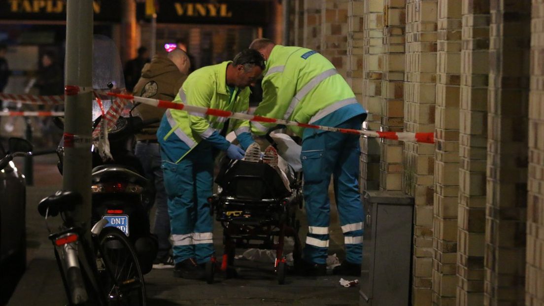 Ambulancebroeders helpen een slachtoffer op de Hoefkade in Den Haag