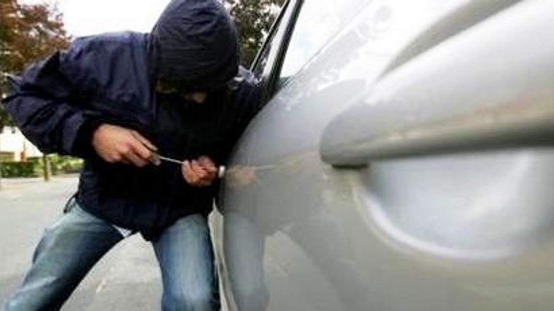 Auto-inbreker op heterdaad betrapt in Sint Philipsland