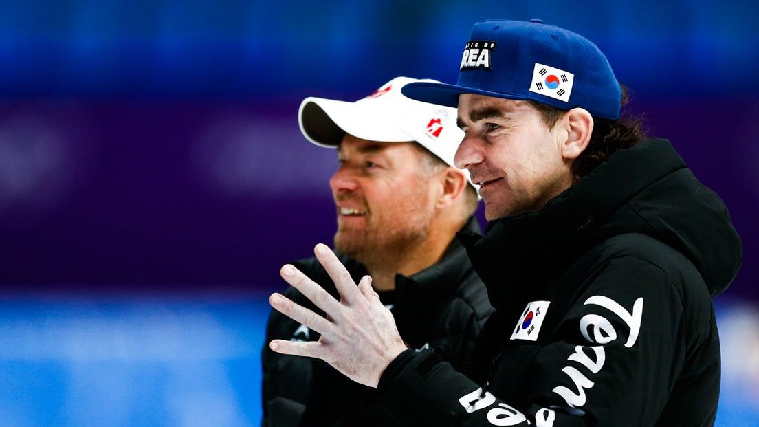 Bob de Jong (rechts) met Bart Schouten, schaatstrainer van het Canadese team.