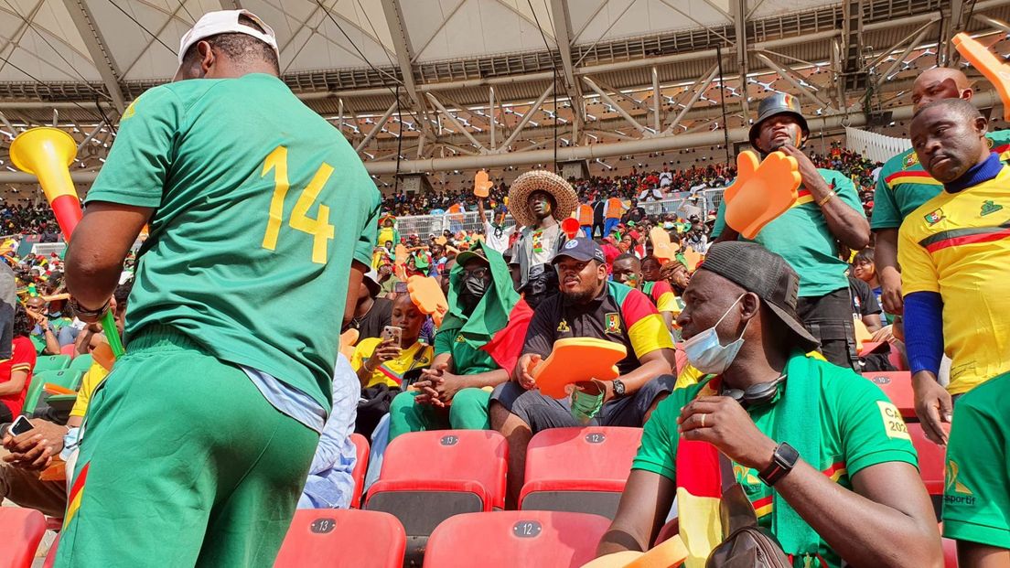 Ouindinda zit tussen de fans van Kameroen