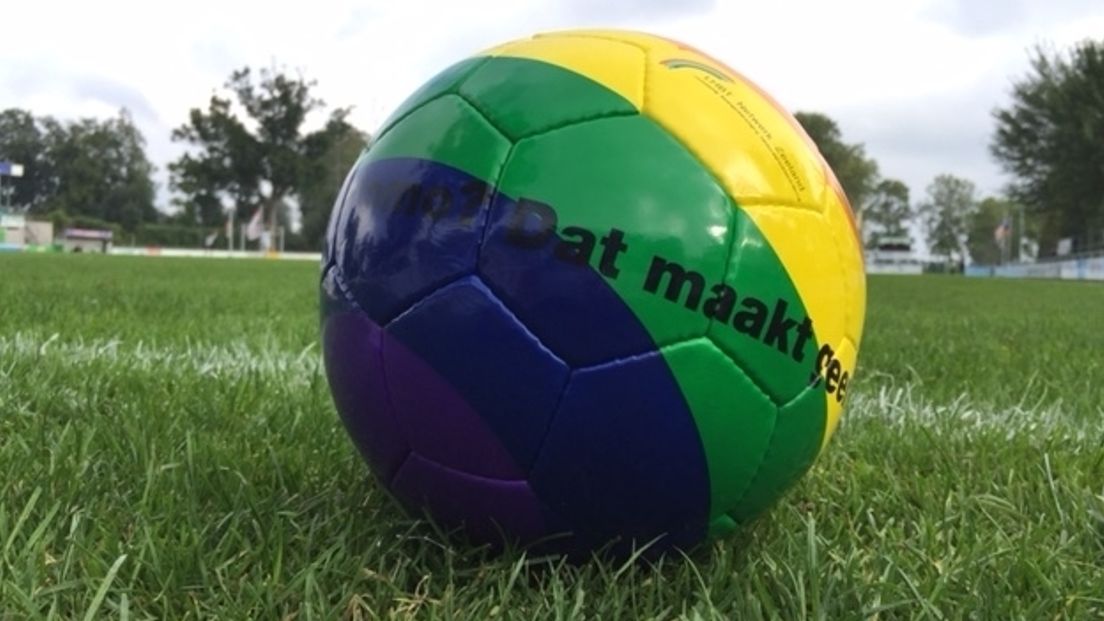 Regenboogballen veroveren Zeeuwse voetbalvelden (video)