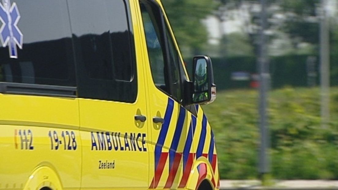 Een wegrijdende ambulance - archieffoto