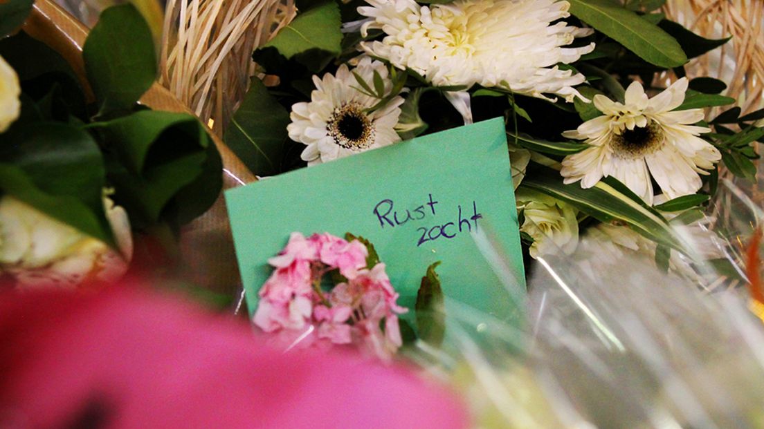 Bloemen ter nagedachtenis slachtoffers vliegramp MH17