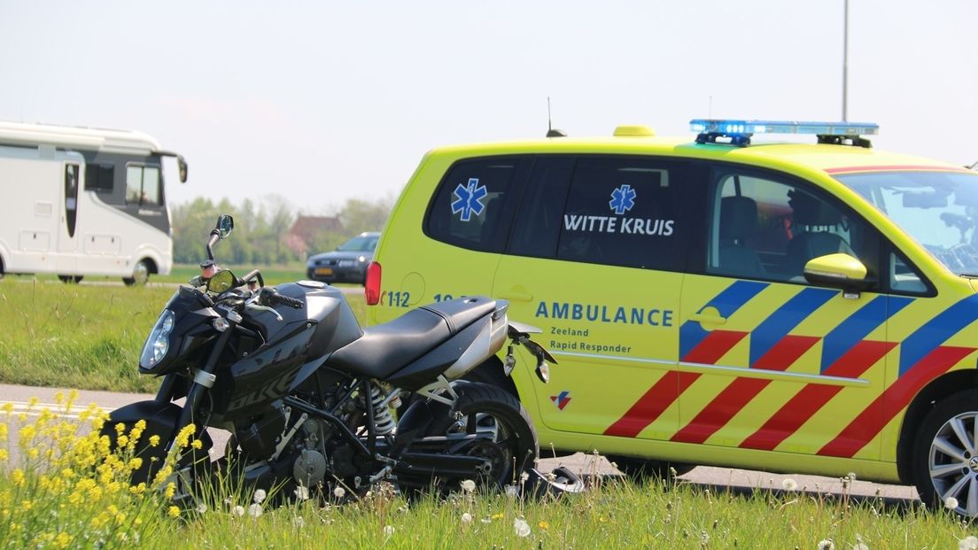 Motorrijdster gewond na val bij Serooskerke (video)