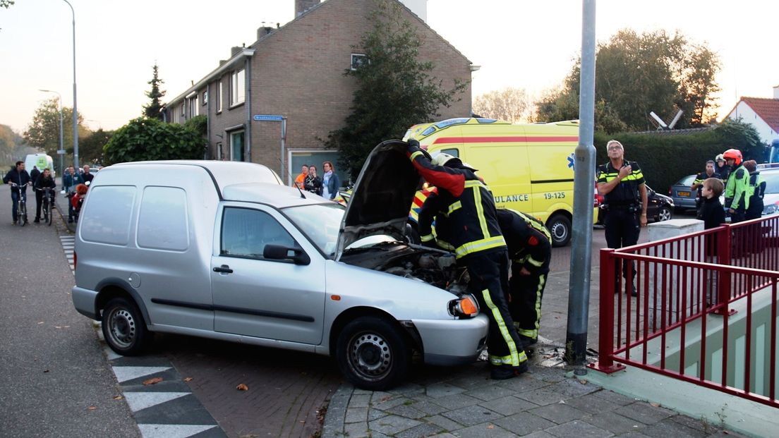 Bestelwagen botst tegen lantaarnpaal in Middelburg (video)