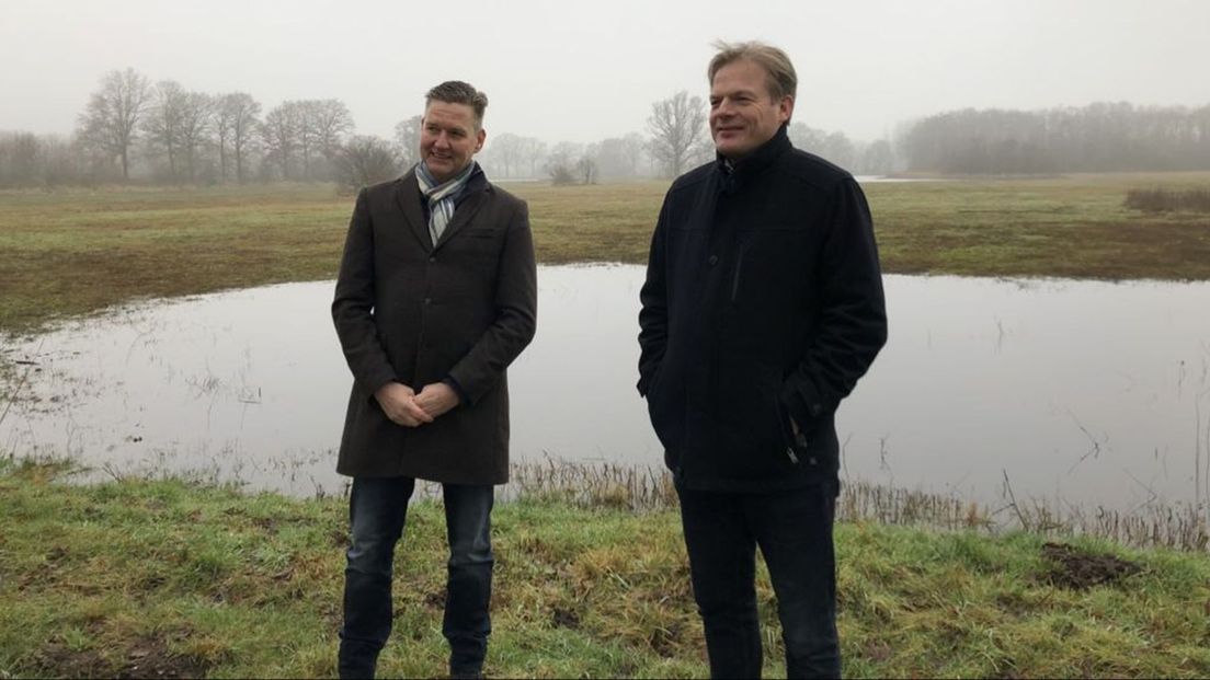 Walter Leemreize en Pieter Omtzigt bij het natuurgebied aan de Kalverbroeksdijk dat mogelijk doorkruist wordt door de beoogde Noordtak.