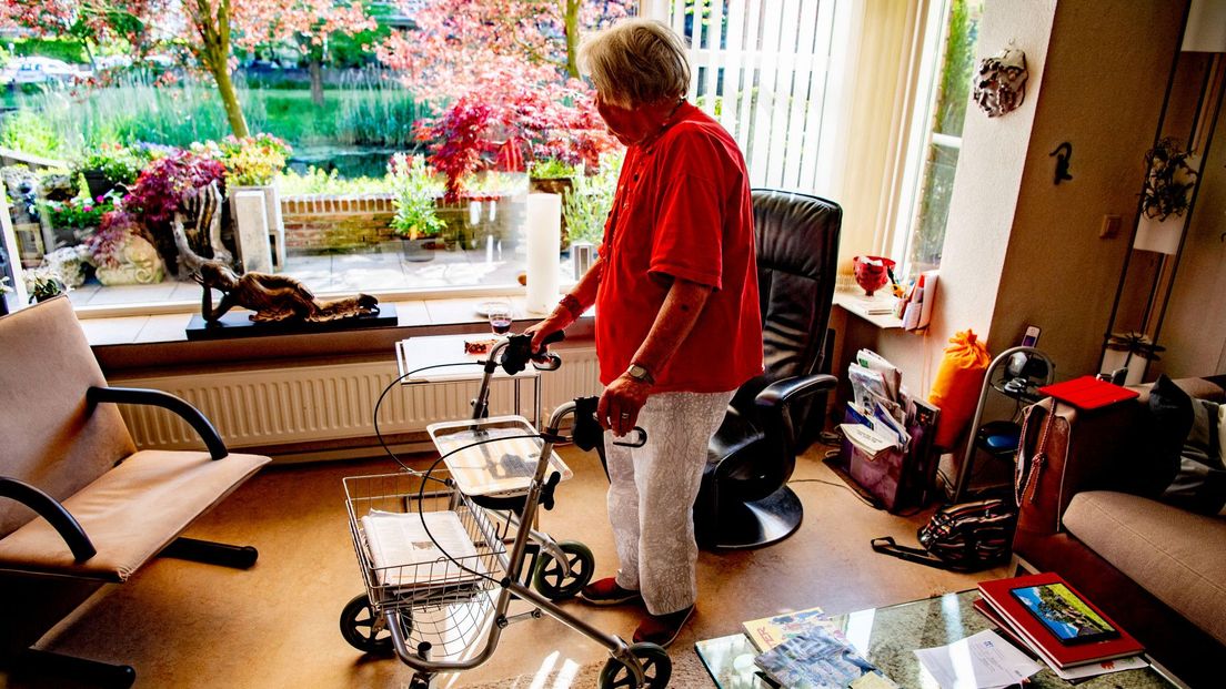 Een oudere vrouw in haar woning in Den Haag
