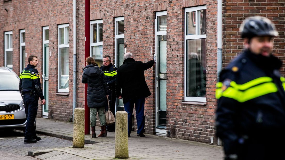 De burgemeester gaat langs de deuren in Vreeswijk.
