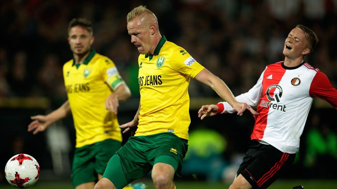 Tom Beugelsdijk in duel met Sam Larsson tijdens het bekerduel Feyenoord - ADO.