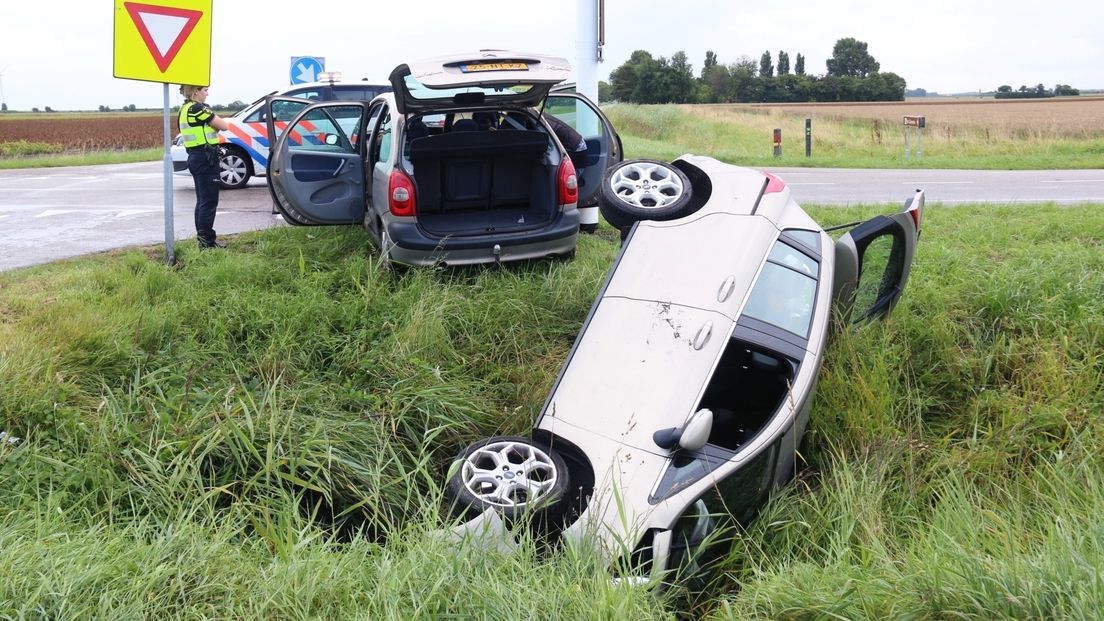 Auto in de sloot na botsing Colijnsplaat (video)