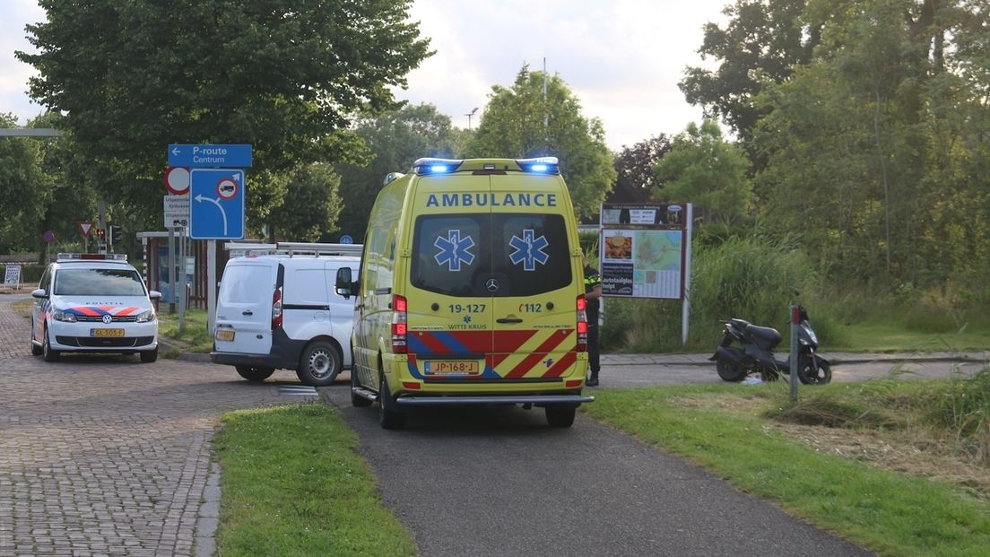Scooterrijder gewond bij botsing met busje