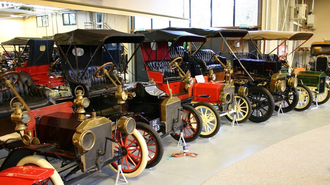 Een deel van de collectie voorloorlogse Fords in het museum 