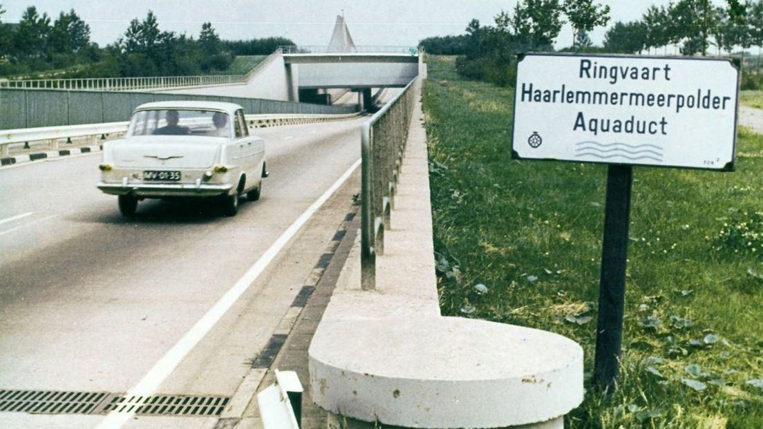 Aquaduct in de A4 bij Roelofarendsveen na oplevering in 1961