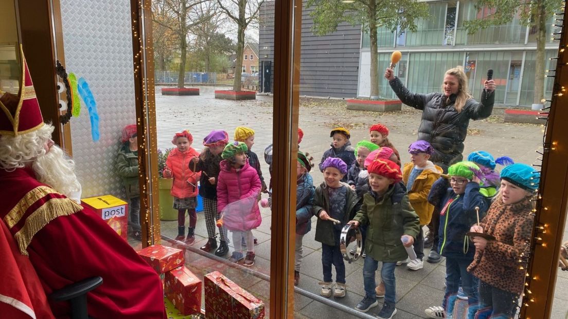 Sinterklaas in het glazen huis op basisschool De Waterwilg