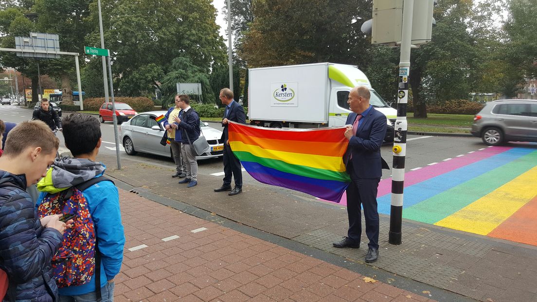 Dinsdagmiddag was de officiële inhuldiging van het regenboog-zebrapad in Arnhem. Twee wethouders van de gemeente Arnhem staken op International Coming Out Day met een regenboogvlag het zebrapad over.