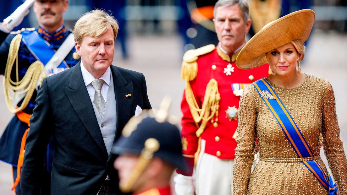 Koning Willem-Alexander en koningin Máxima voor de ingang van de Ridderzaal