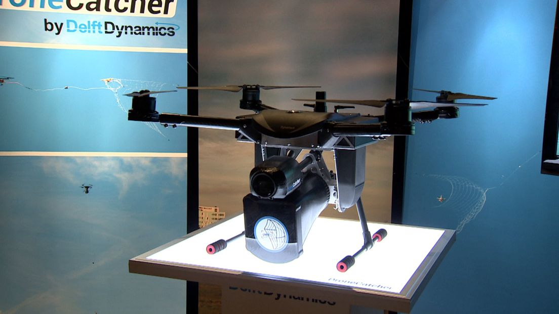 De dronecatcher haalt ongewenste drones veilig uit de lucht