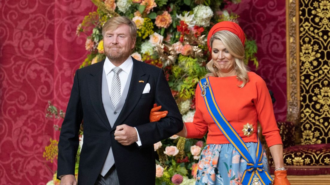Koning Willem-Alexander en koningin Máxima verlaten de Grote Kerk na het uitspreken van de Troonrede
