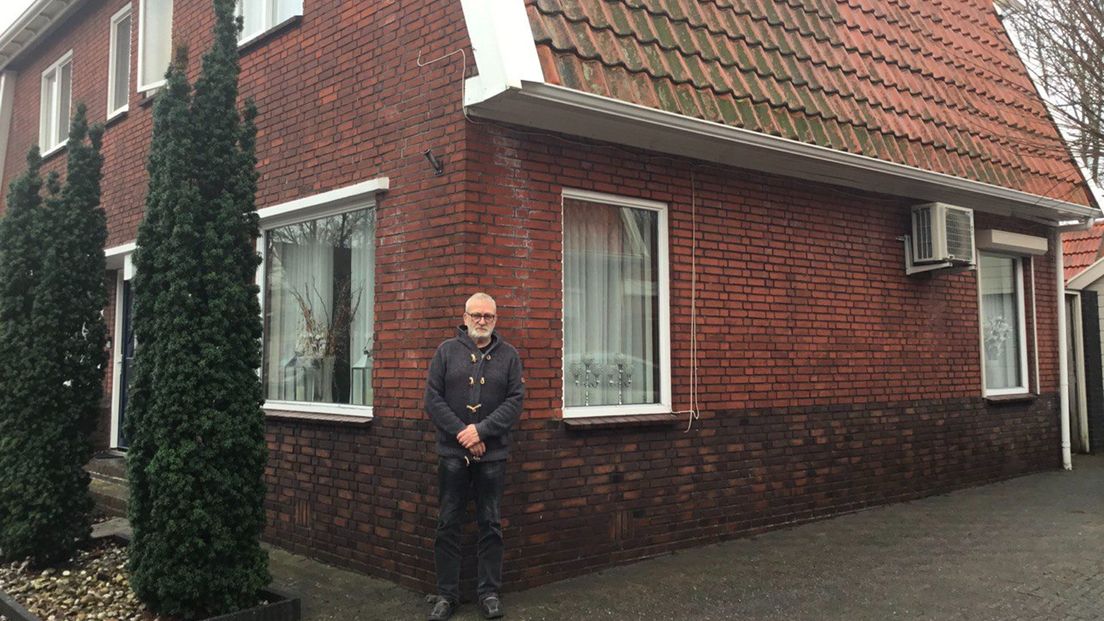 Jan Kenter voor zijn huis in Winschoten