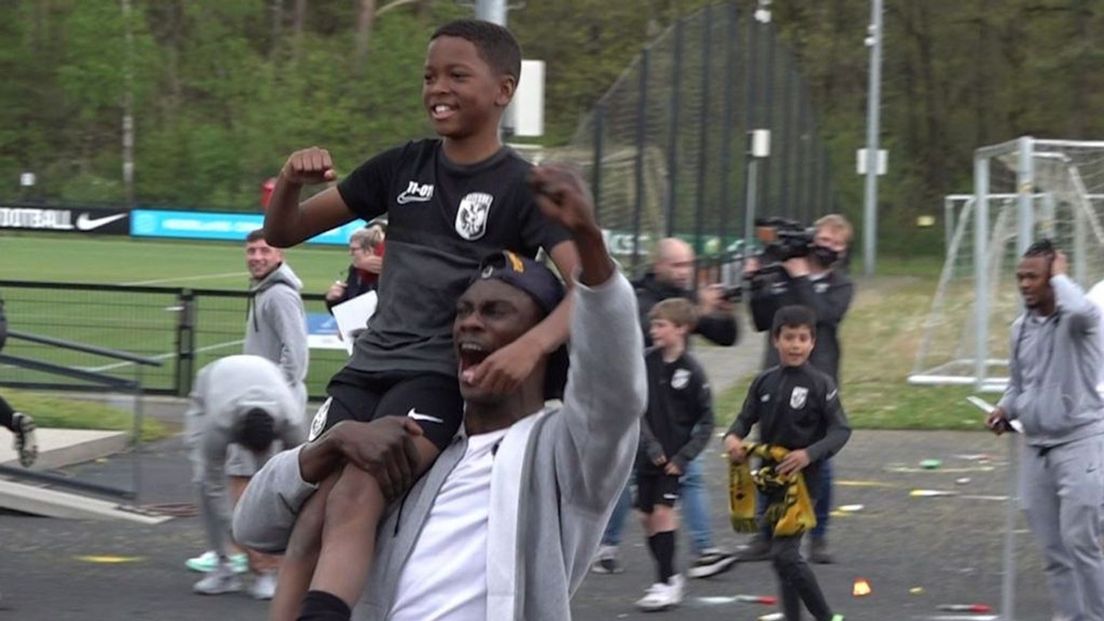 Vitesse-speler Idrissa Touré neemt jeugdige fan op de schouder.