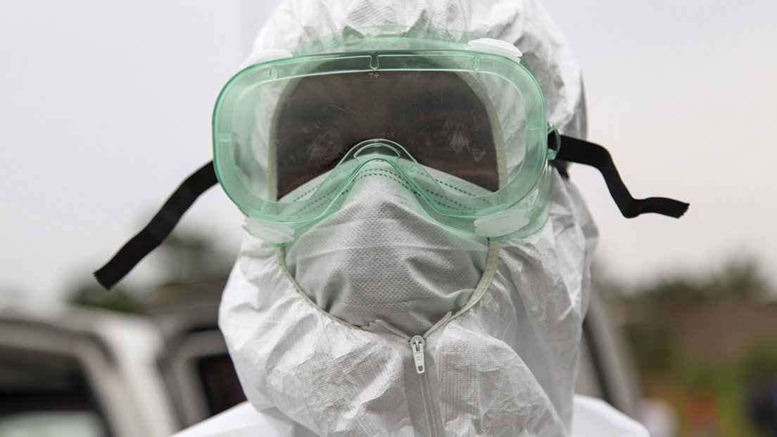 Een gezondheidsmedewerker in beschermende kleding.