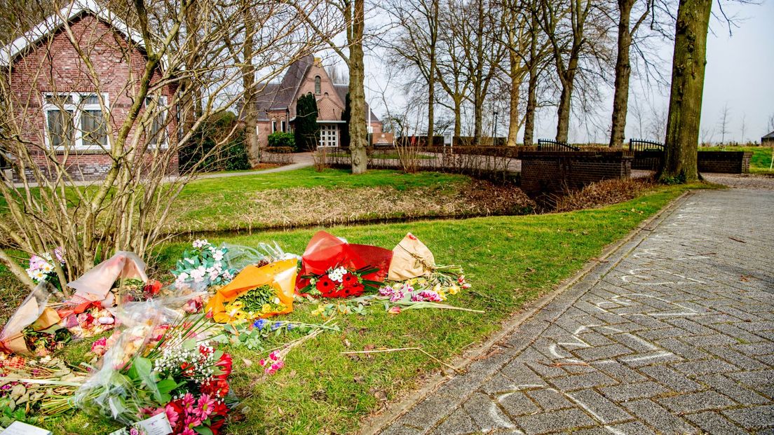 Complotdenkers legden bloemen bij de begraafplaats in Bodegraven