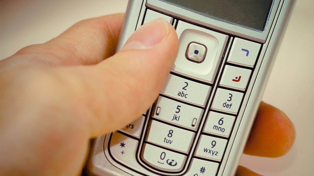 16-jarige Haagse jongen op intimiderende manier beroofd van mobieltje. De politie zoekt getuigen