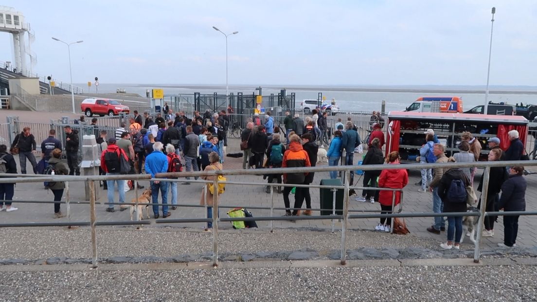 Passagiers wachten op de boot in de veerhaven van Schiermonnikoog