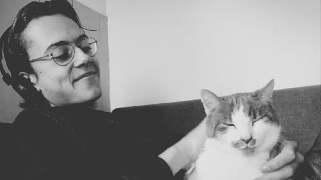 David Helbig knuffelt met een kat