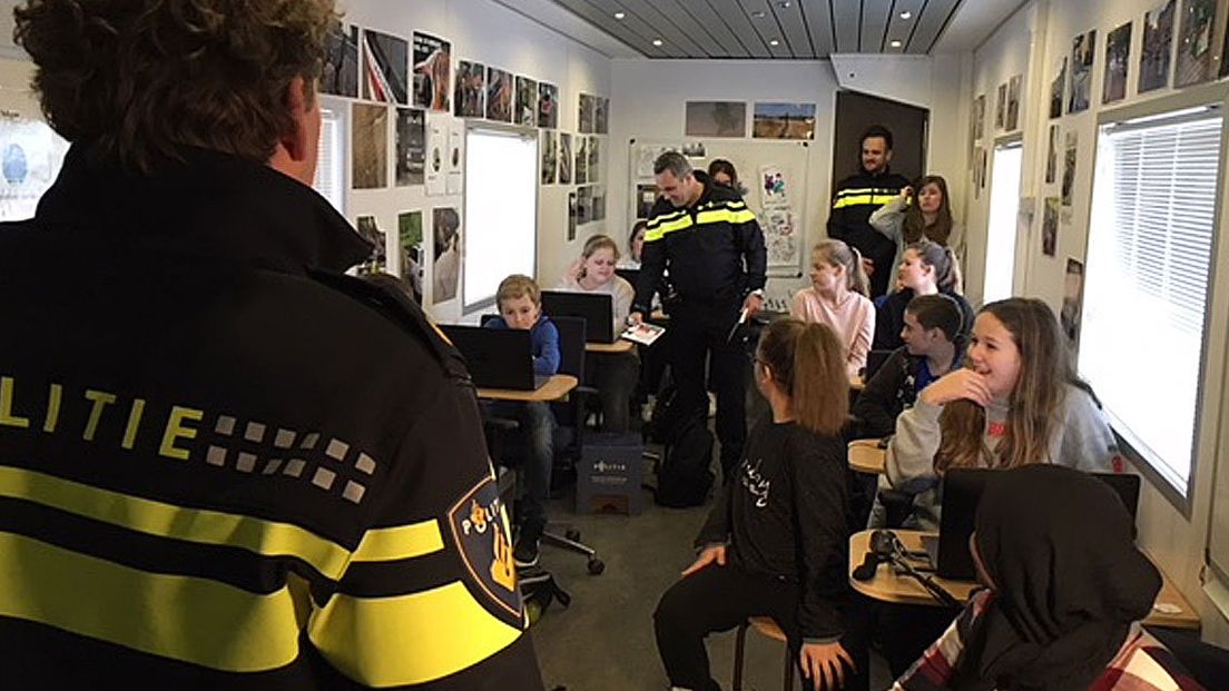 Politie geeft les over sexting op een school in Katwijk