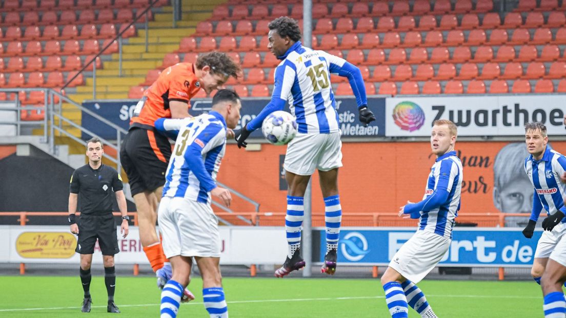 Quick Boys en Jong FC Volendam nemen het tegen elkaar op voor een lege tribune