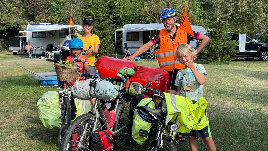 Lennart, Sjoukje en hun kinderen Madelief (9), Tijmen (7) en Bor (3) fietsten naar Roemenië
