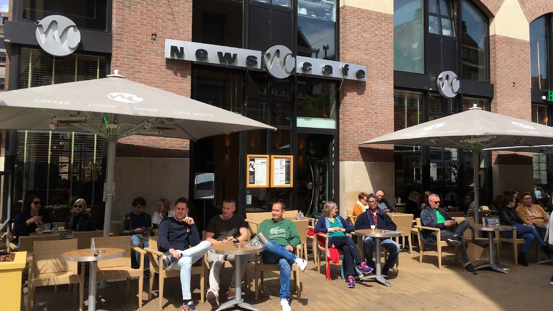 Het terras aan de voorkant van het News Café in de stad Groningen