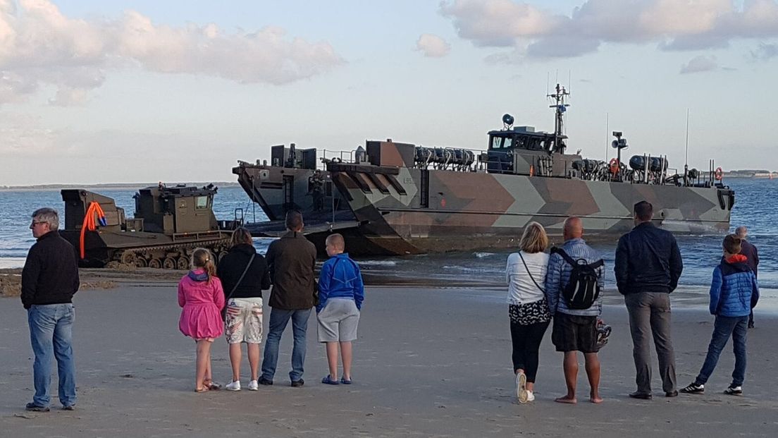 Op Badstrand van Vlissingen is tijdens oefening Korps Mariniers een landingsvaartuig vastgelopen op een zandbankje.