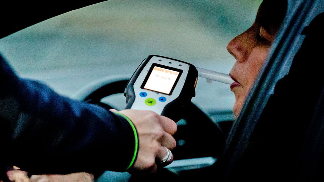 Een automobilist wordt gecontroleerd op het rijden onder invloed van alcohol