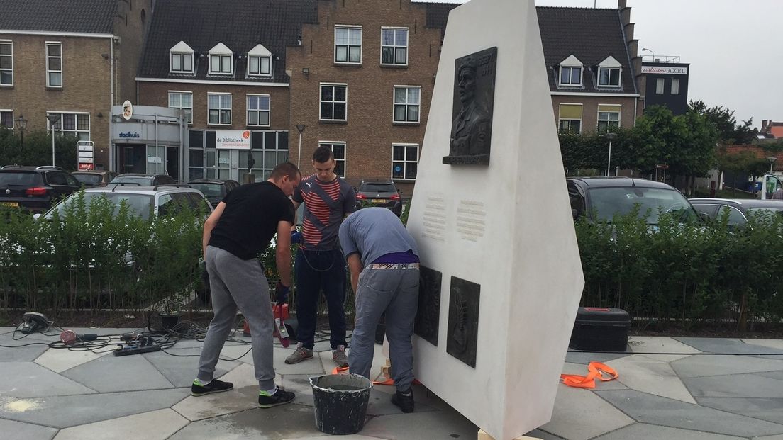 Vernieuwd monument voor Poolse bevrijders in Axel geplaatst (video)