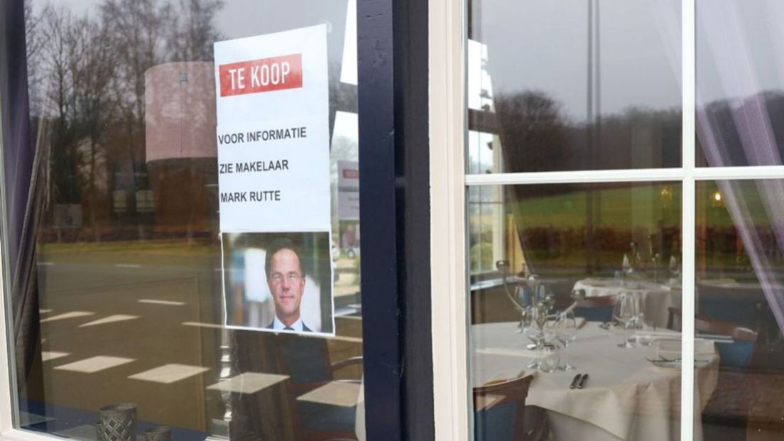 Als protest hangt er een ludiek verkoopbord op dit restaurant in Rheden.