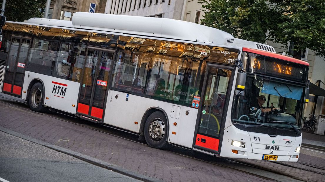 Een HTM-bus in de Haagse binnenstad