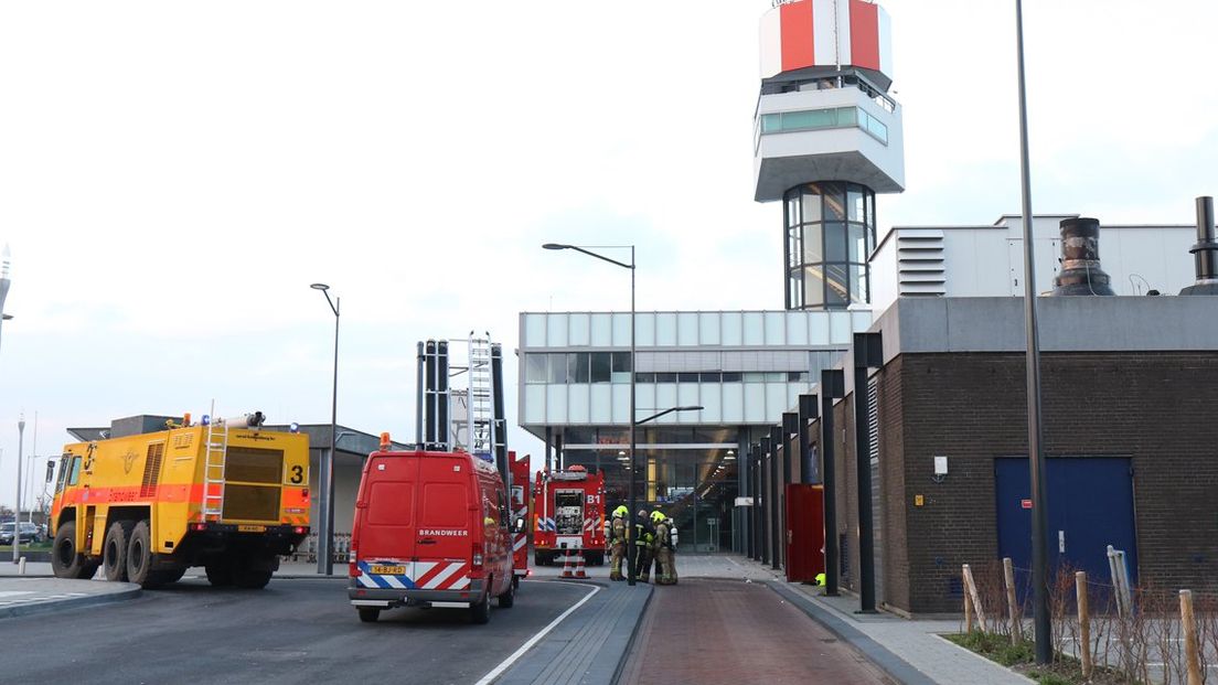 De brandweer bij Rotterdam The Hague Airport na een brandmelding