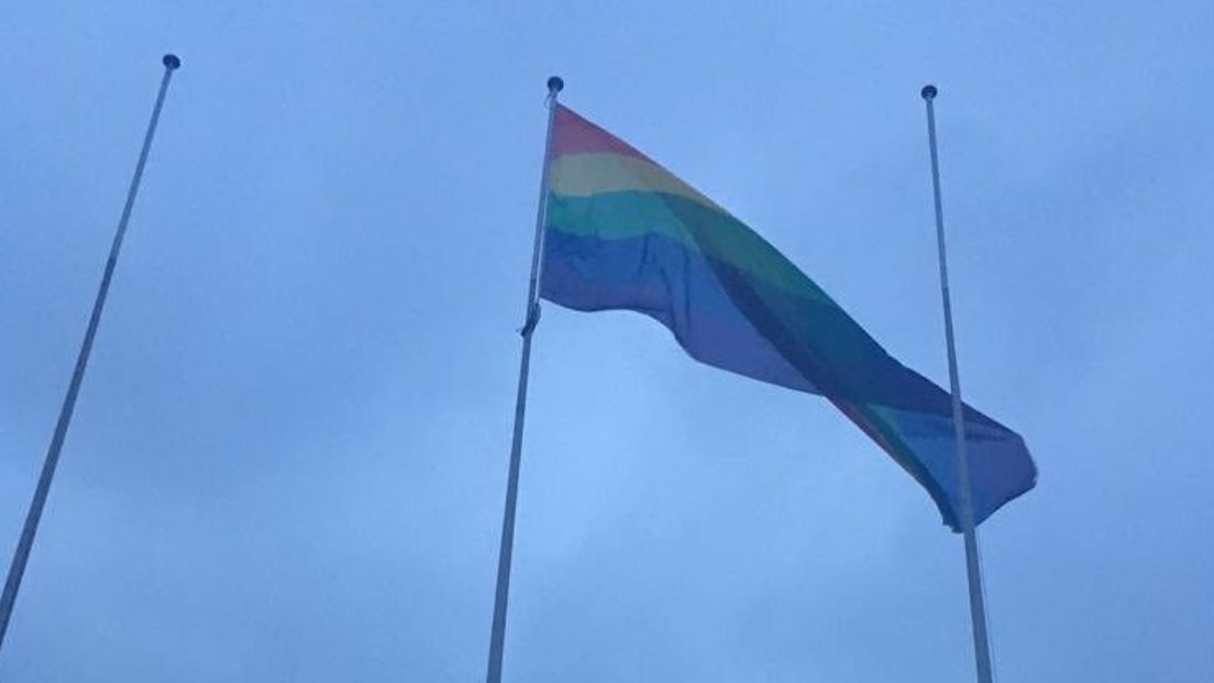 De gemeente Arnhem heeft de regenboogvlag gehesen in reactie op de Nashville-verklaring. Daarin wordt een duidelijk standpunt ingenomen tegen het homohuwelijk. Ook de Protestantse Gemeente Doetinchem hijst de vlag.