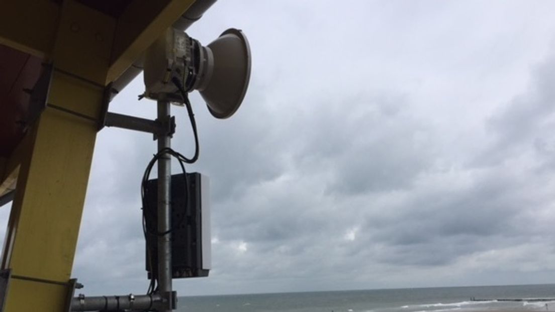Een van de nieuwe mini-zendmasten op het strand bij Domburg