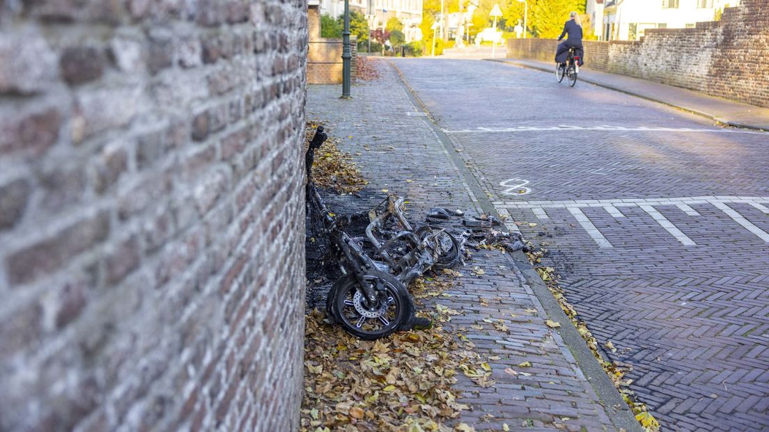 Vrijdagmorgen vroeg brandde een deelscooter af in het centrum van Amersfoort.