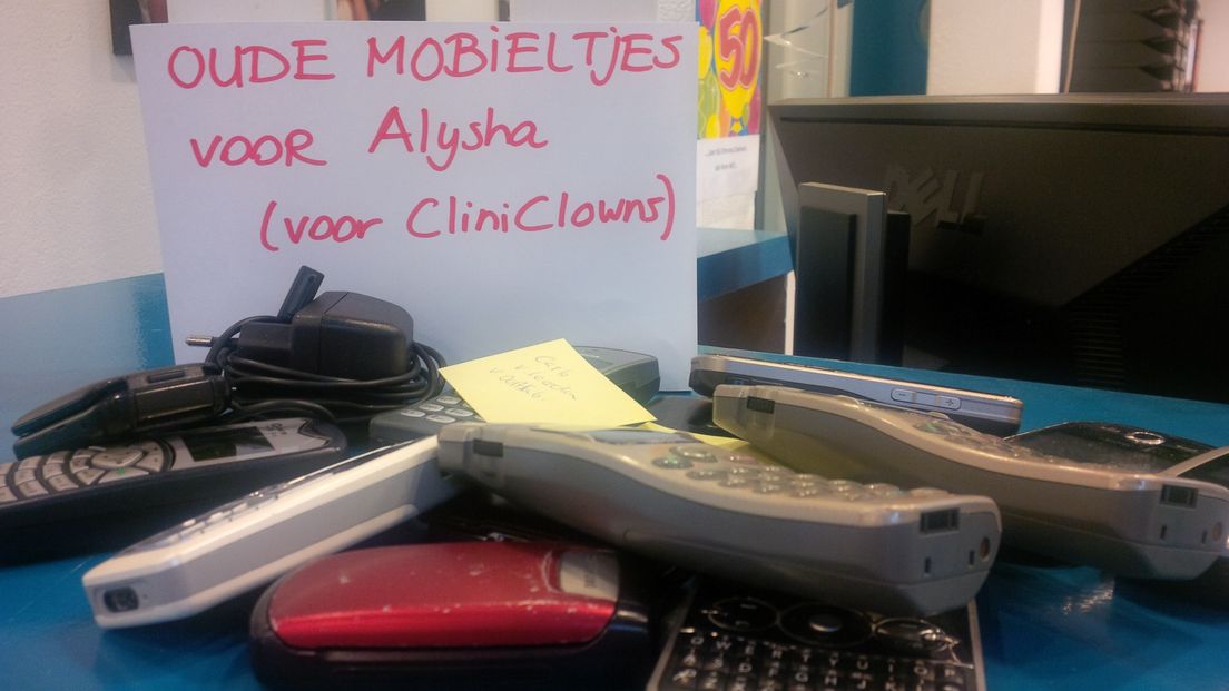 Luisteraars brengen oude mobieltjes voor Cliniclowns