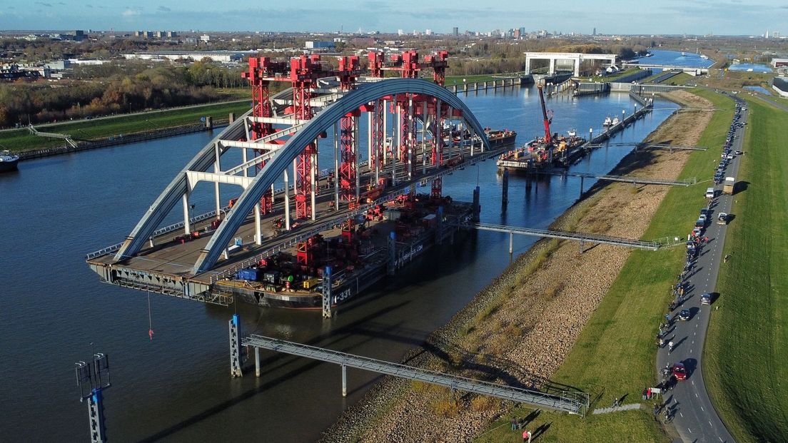 Nog éven kijken bij de Lekbrug: het kan nog in de voorhaven van de Nieuwegeinse Beatrixsluis.