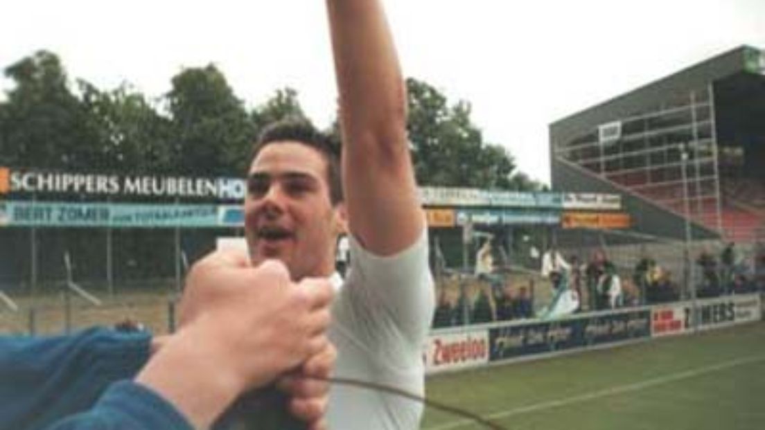 Van Dinteren klimt de hekken in na de overwinning in 2000