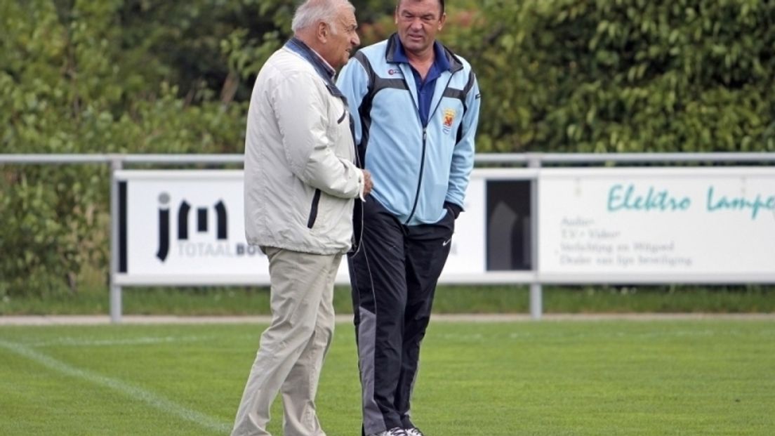 Piet Koster (links) in gesprek met trainer Jos van Belzen