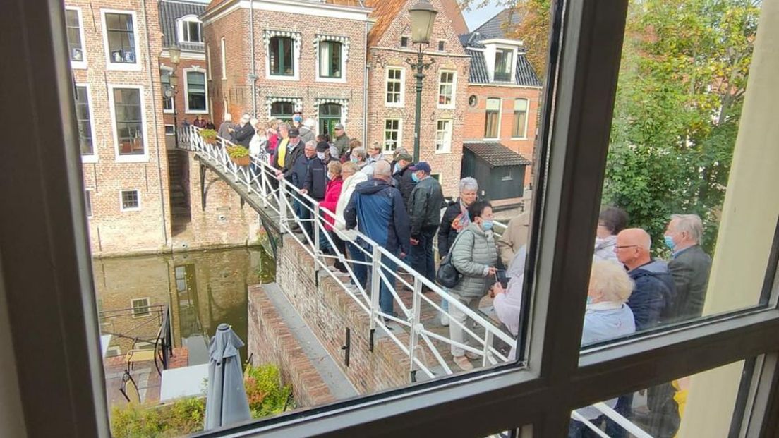Duitse toeristen op een brug in het centrum van Appingedam