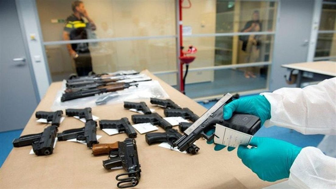 De wapens die in de opslagboxen in Nieuwegein werden gevonden.