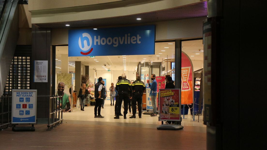 Op vrijdagavond liep de jonge overvaller rond 18.45 de supermarkt in en bedreigde een medewerker met een steekwapen | Regio 15