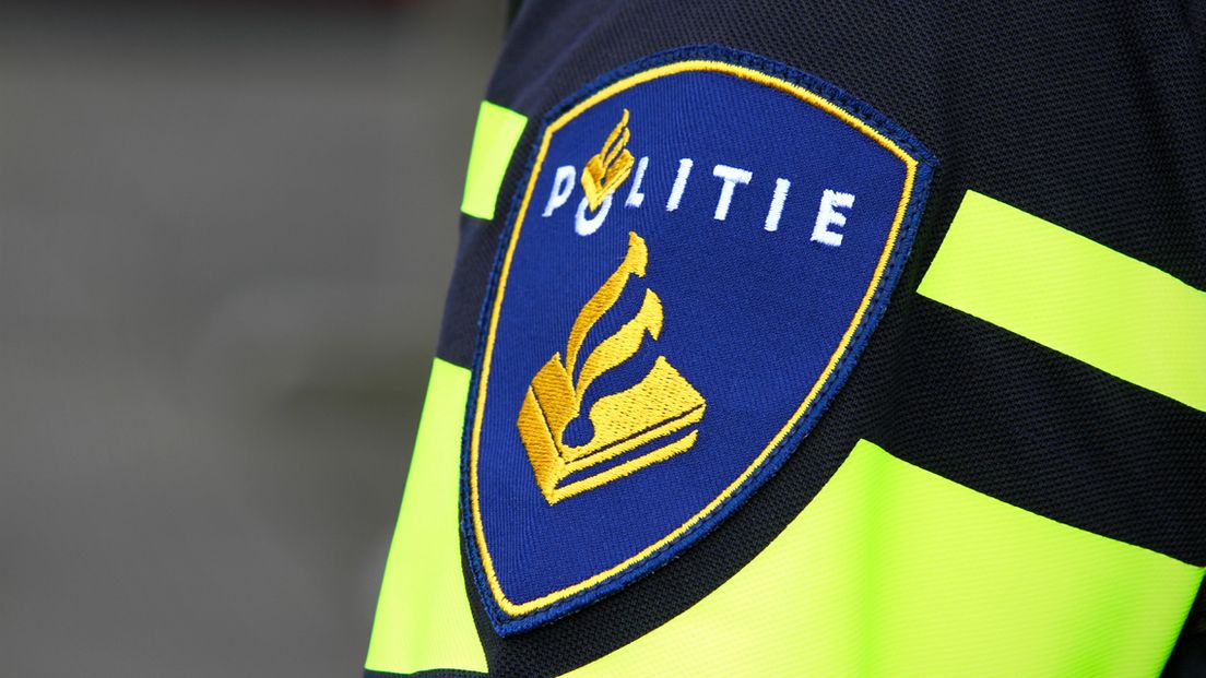Auto compleet leeggeroofd op de Lauwersstraat in Den Haag. De politie zoekt getuigen
